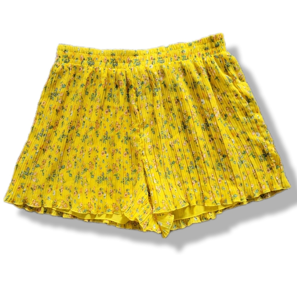 Chelsea & Violet Yellow Pleated Lightly Lined Floral Shorts Size Large NWT